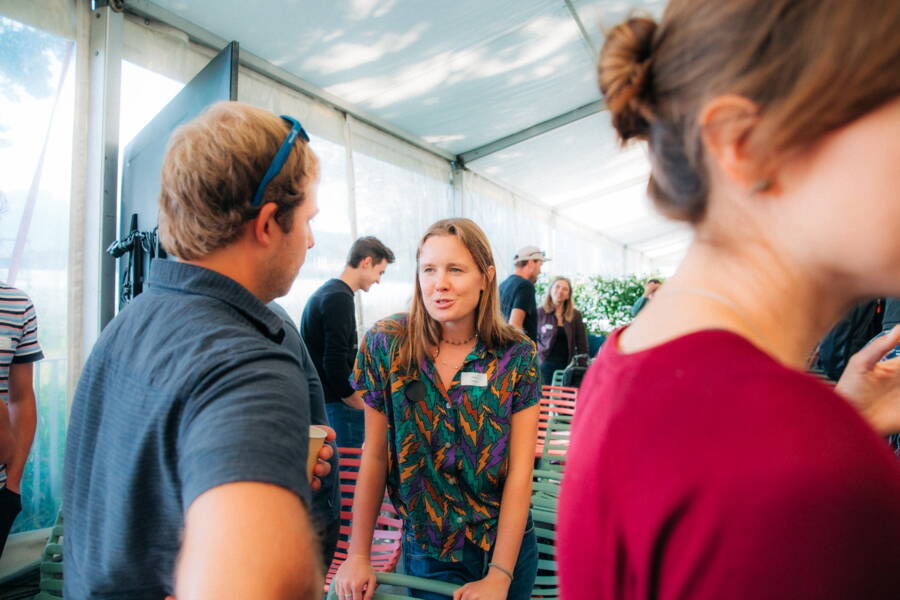 Die Mitarbeitenden knüpfen neue Kontakte. 