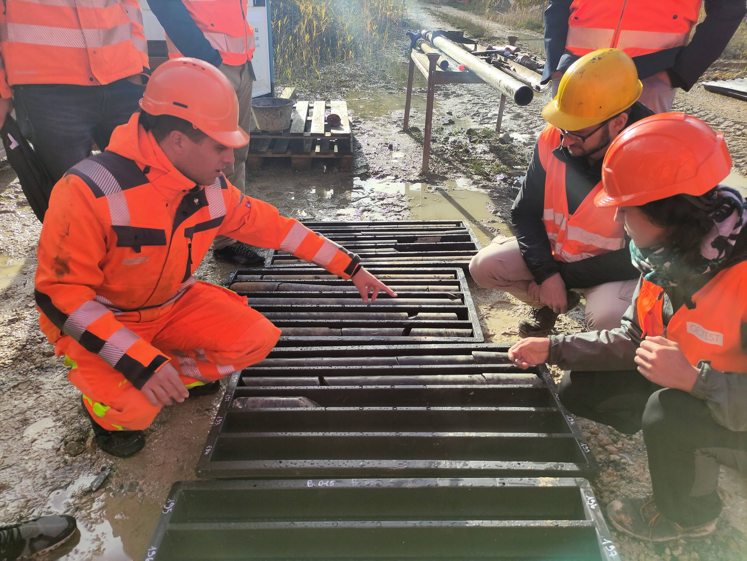 Der frisch an die Oberfläche gezogene Bohrkern wird begutachtet. Der frisch an die Oberfläche gezogene Bohrkern wird begutachtet.