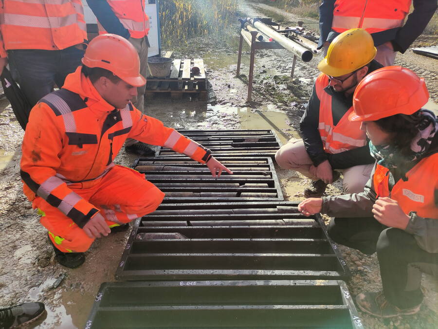 La carotte fraîchement remontée à la surface est examinée. La carotte fraîchement remontée à la surface est examinée.