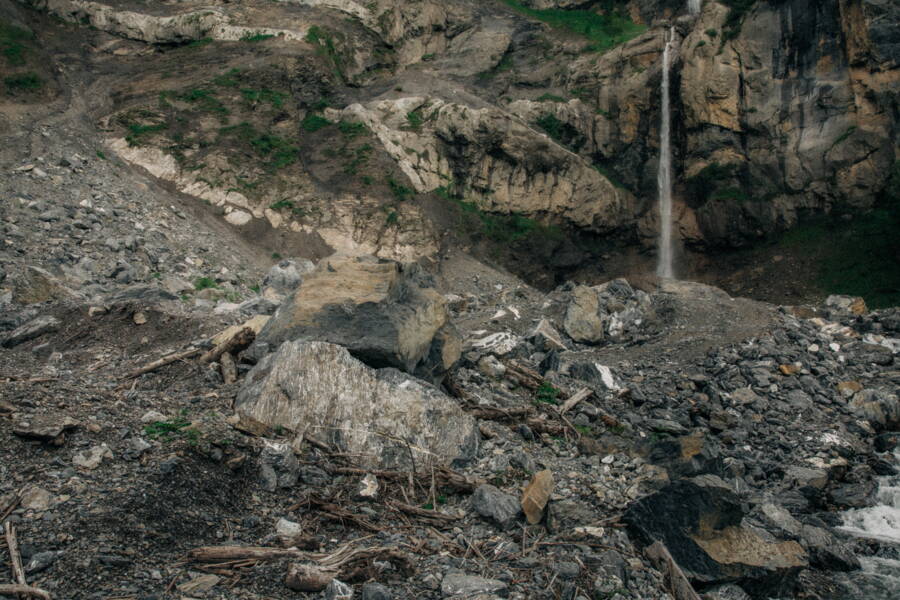 geotest_wb_messetechnik_25_kandersteg-89.jpg Neben den Steinen und Felststücken hat sich auch viel Schlamm und Holz gesammelt.