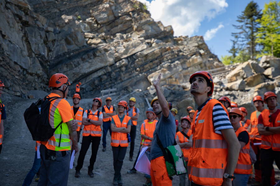 Les parois rocheuses abruptes illustrent les défis en matière de sécurité dans la carrière.  Les parois rocheuses abruptes illustrent les défis en matière de sécurité dans la carrière.