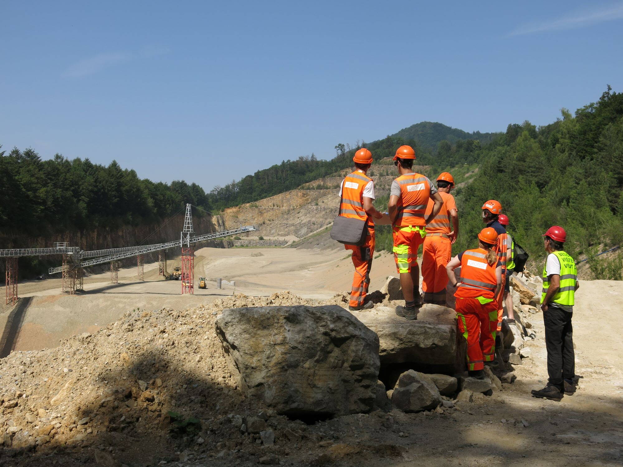 Geotest AG Visite de la carrière par l’équipe interdisciplinaire de projet: les échanges sur place se sont révélés très précieux pour la planification appropriée du projet.