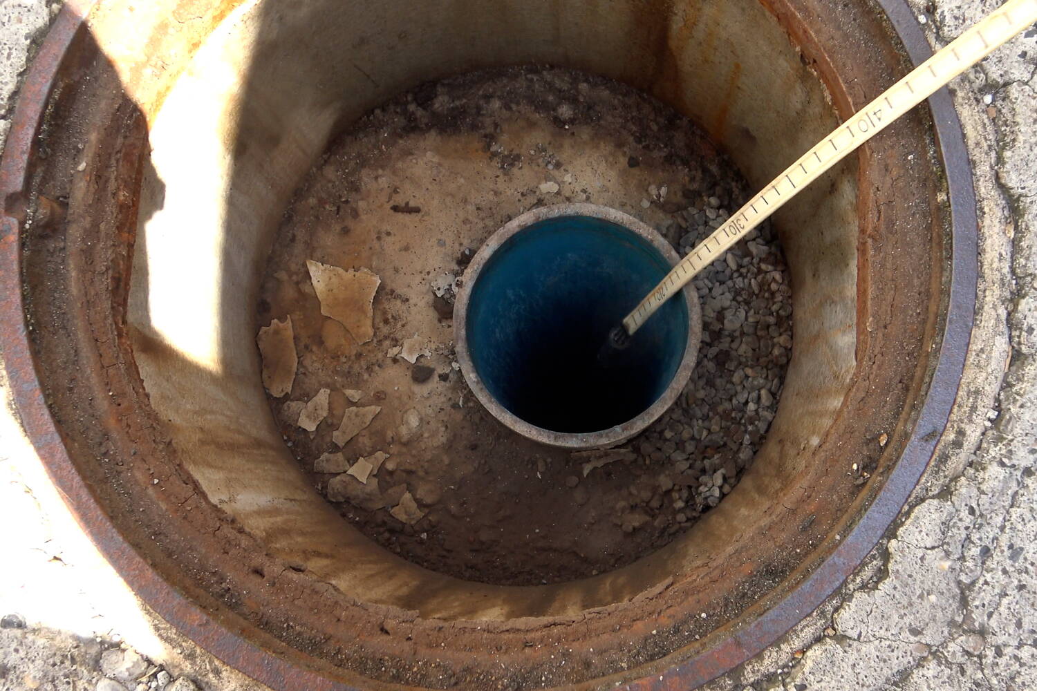 Les forages aménagés en stations de mesure pour l’eau souterraine permettent d'accéder à la nappe phréatique.  