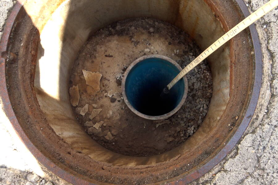 Les forages aménagés en stations de mesure pour l’eau souterraine permettent d'accéder à la nappe phréatique.  