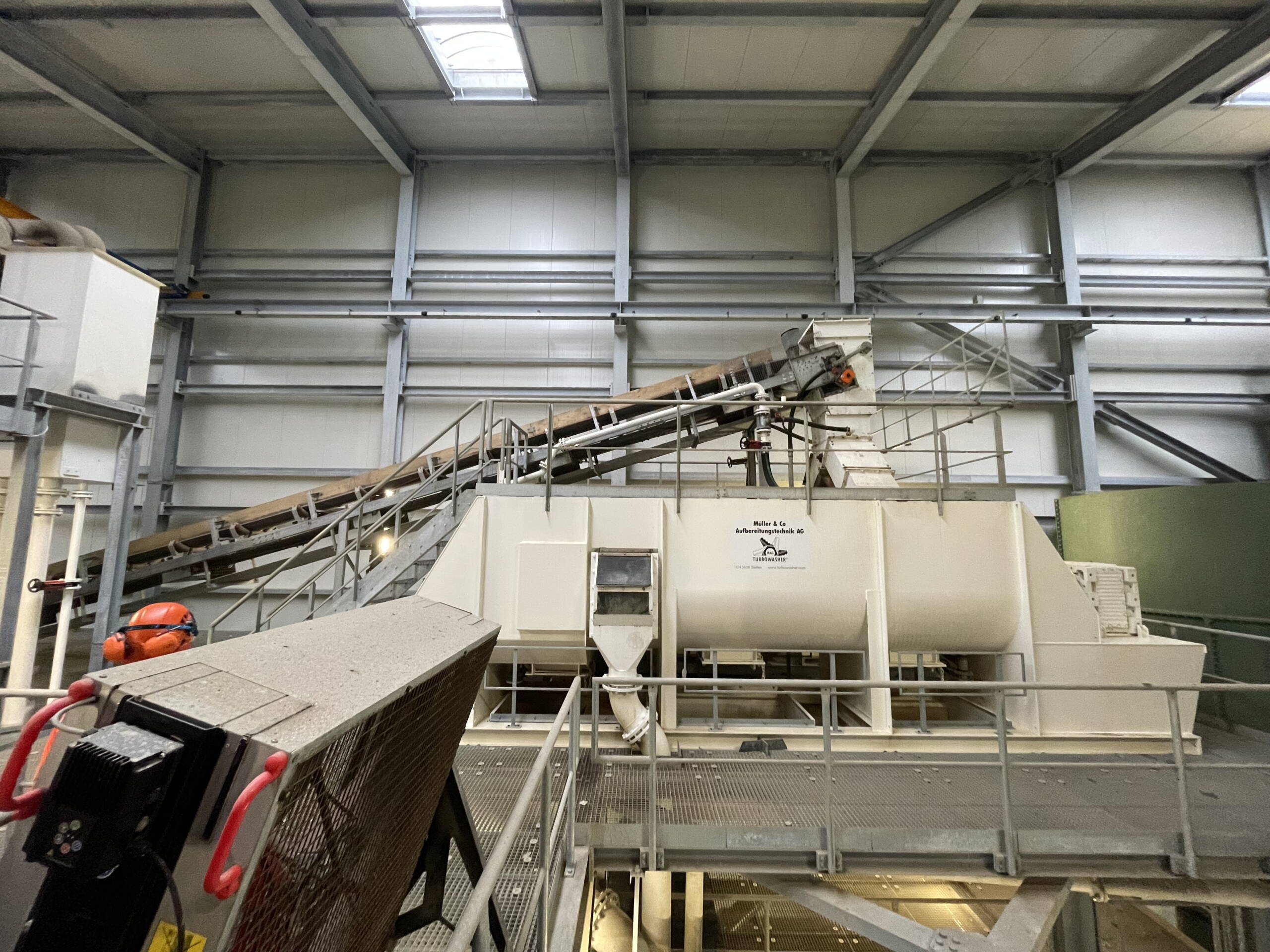 In this special washing drum, materials containing loam and clay are ground under pressure and washed out.