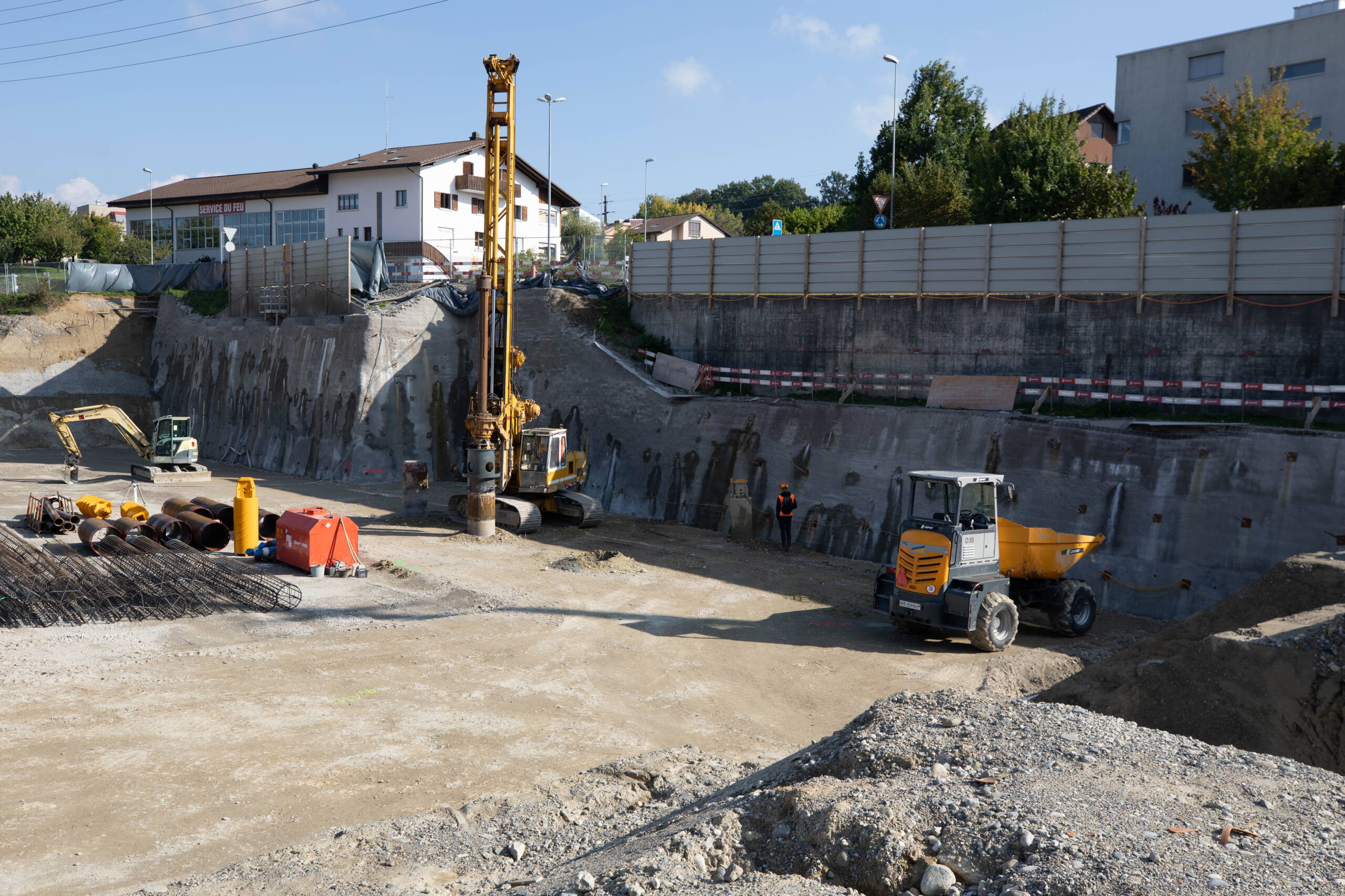 Along the soil nail wall facing the road, numerous built-in drainage openings ensure controlled diversion of water from the slope.