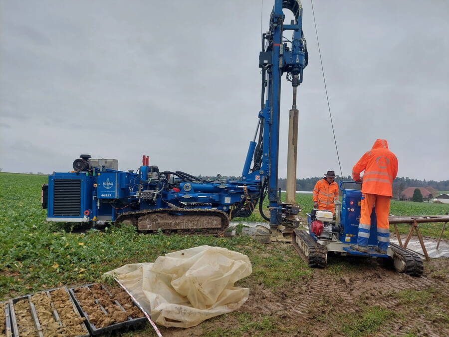 Das Bohrgerät im Einsatz. Das Bohrgerät im Einsatz.