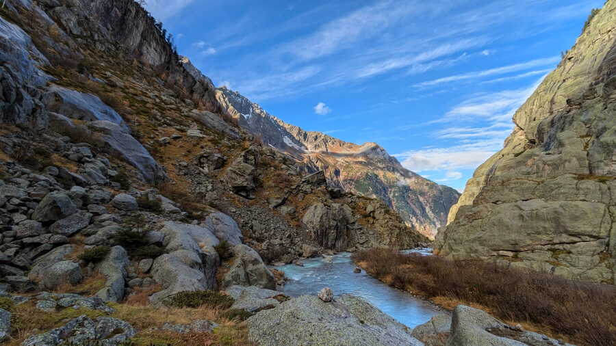 La zone alluviale de Trift est entourée de parois montagneuses de plusieurs centaines de mètres de haut. La zone alluviale de Trift est entourée de parois montagneuses de plusieurs centaines de mètres de haut.