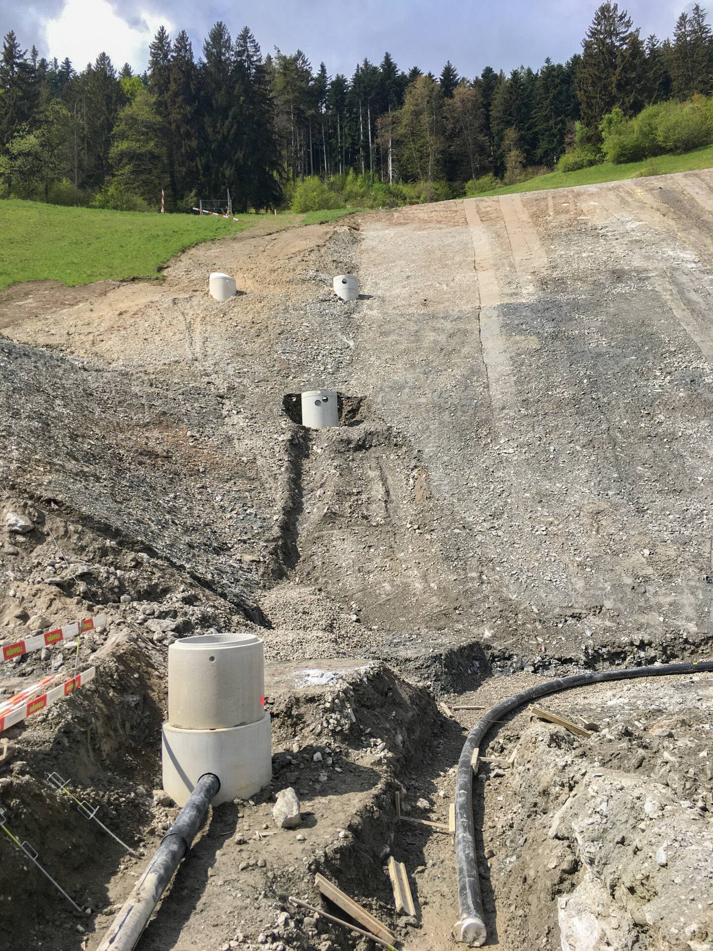 Die Wasserfassung in der Deponie spielt eine zentrale Rolle. Hier im Bild die Ableitung der Meteorwässer am Rand der zukünftigen Abdichtung. 