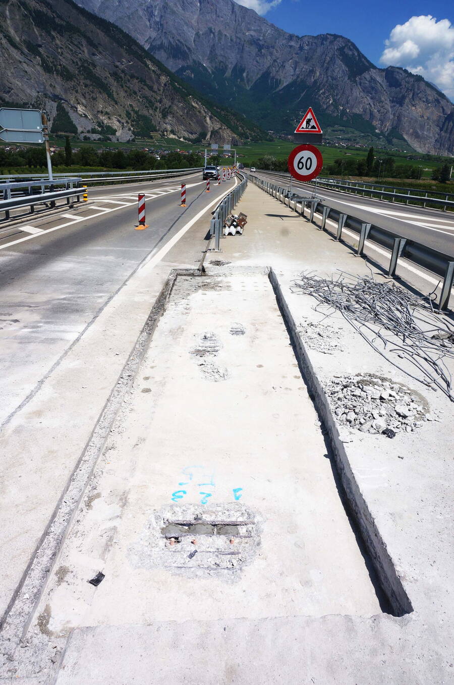 Bauwerksuntersuchung Strassenviadukt  Gezielte Sondierung auf der Brückenplatte.