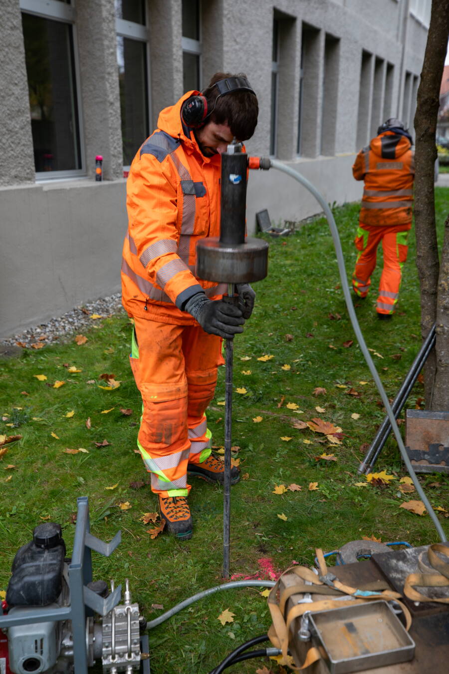 Rammsondiergeräte wie das mittelschwere Sondiergerät ergründen den Aufbau und die Tragfähigkeit des Bodens. Rammsondiergeräte wie das mittelschwere Sondiergerät ergründen den Aufbau und die Tragfähigkeit des Bodens.