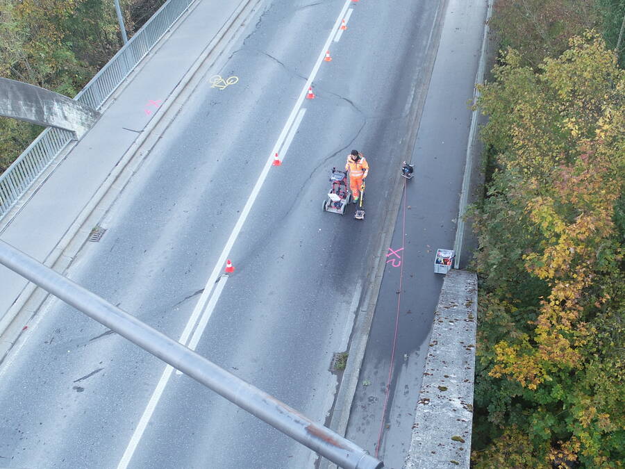 Le tablier du pont est systématiquement scanné le long de profils longitudinaux parallèles au moyen du radar à impulsions.

