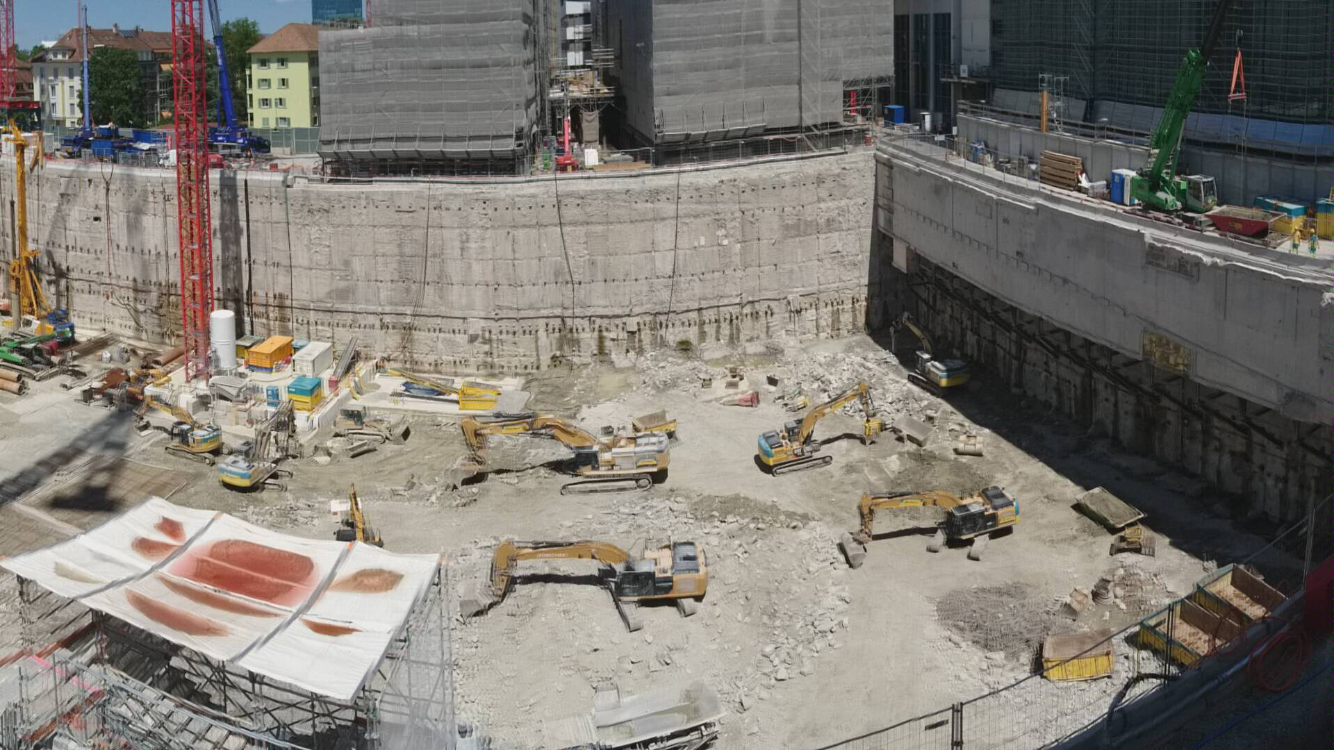 Dalle de fondation  du bâtiment 74. À droite, on distingue la paroi extérieure du tunnel ELT .