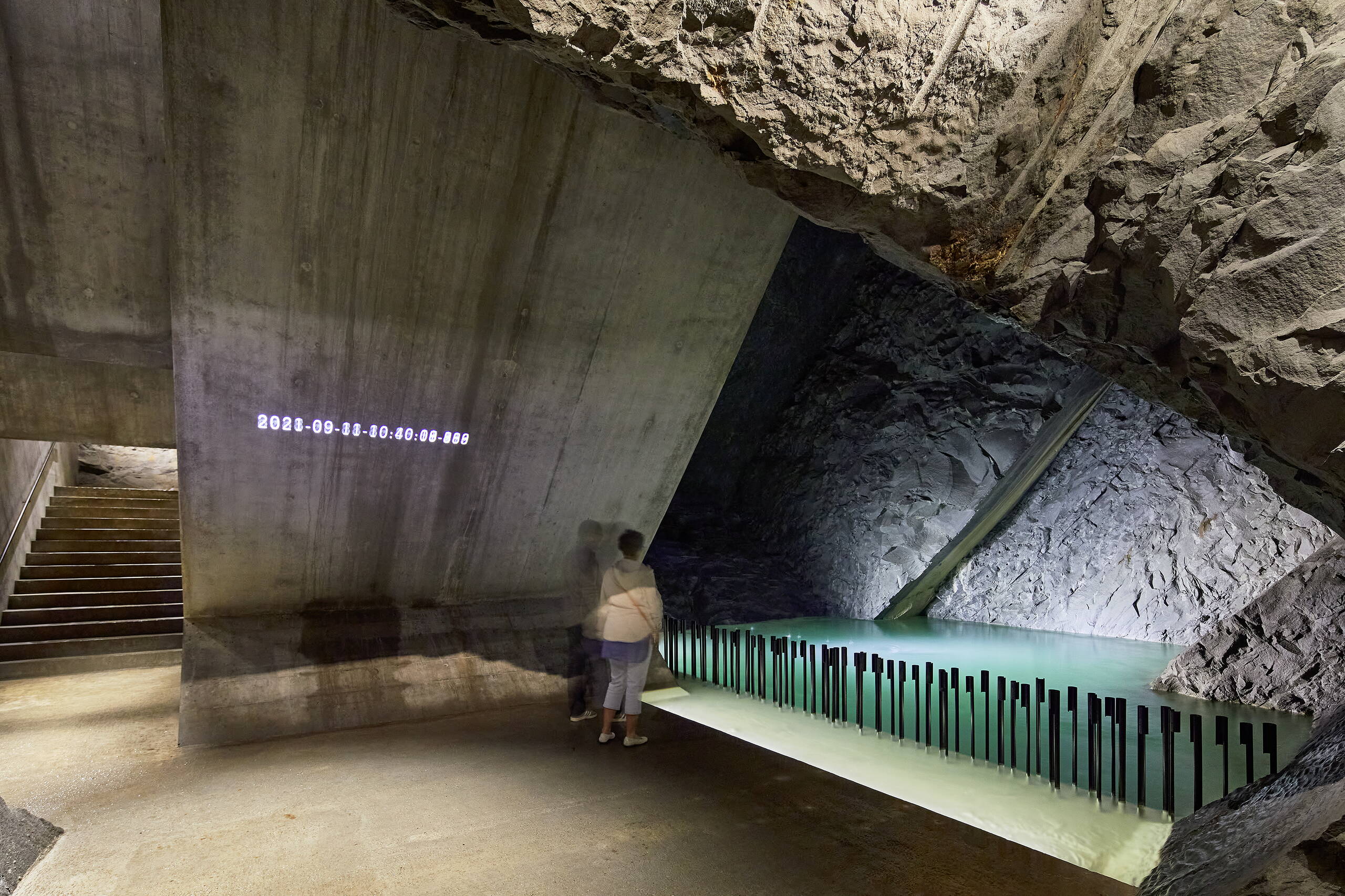 Beim künstlich angelegten See ist die natürliche Felsstruktur erkennbar, im Vordergrund die nachgebaute.