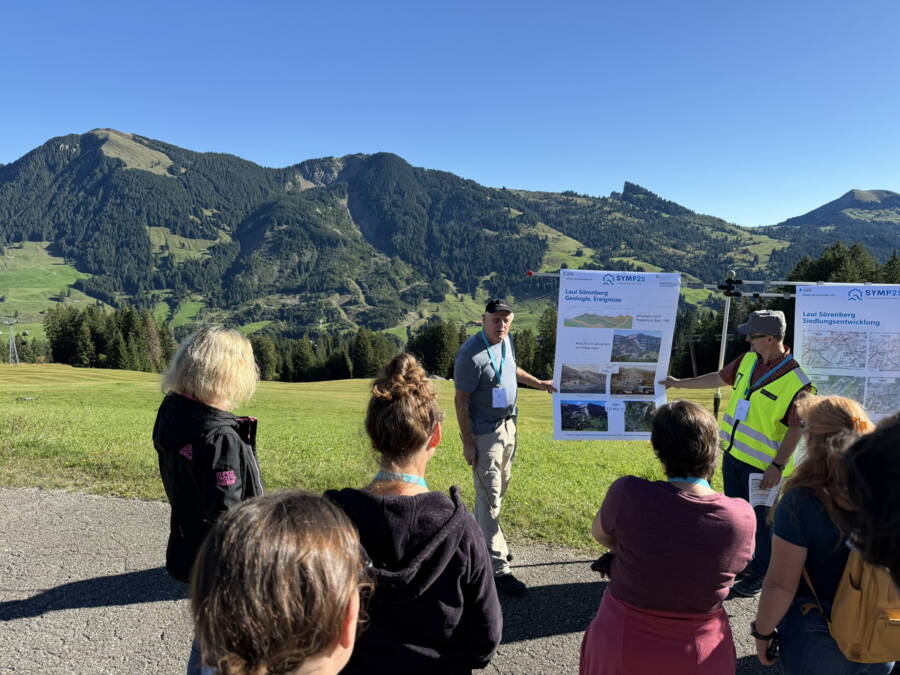 Markus Liniger präsentiert vor herrlichem Panorama. Markus Liniger präsentiert vor herrlichem Panorama.