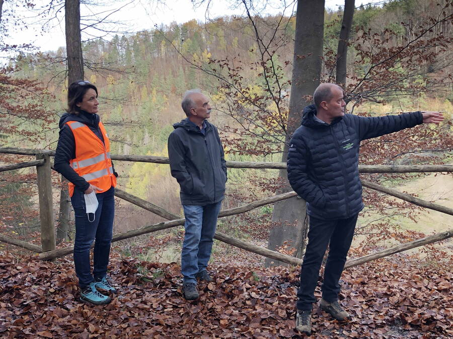 Medienkonferenz zur Erweiterung der Deponie Höli plus. V.l.n.r.: Céline Pittet (GEOTEST), Franz Kaufmann (Präsident Bürgergemeinde Liestal) und Daniel Wenk (Leiter Bürgergemeinde Liestal).