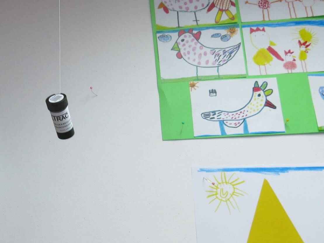 Radonmessung mit einem Dosimeter in einem Kindergarten. Radonmessung mit einem Dosimeter in einem Kindergarten.