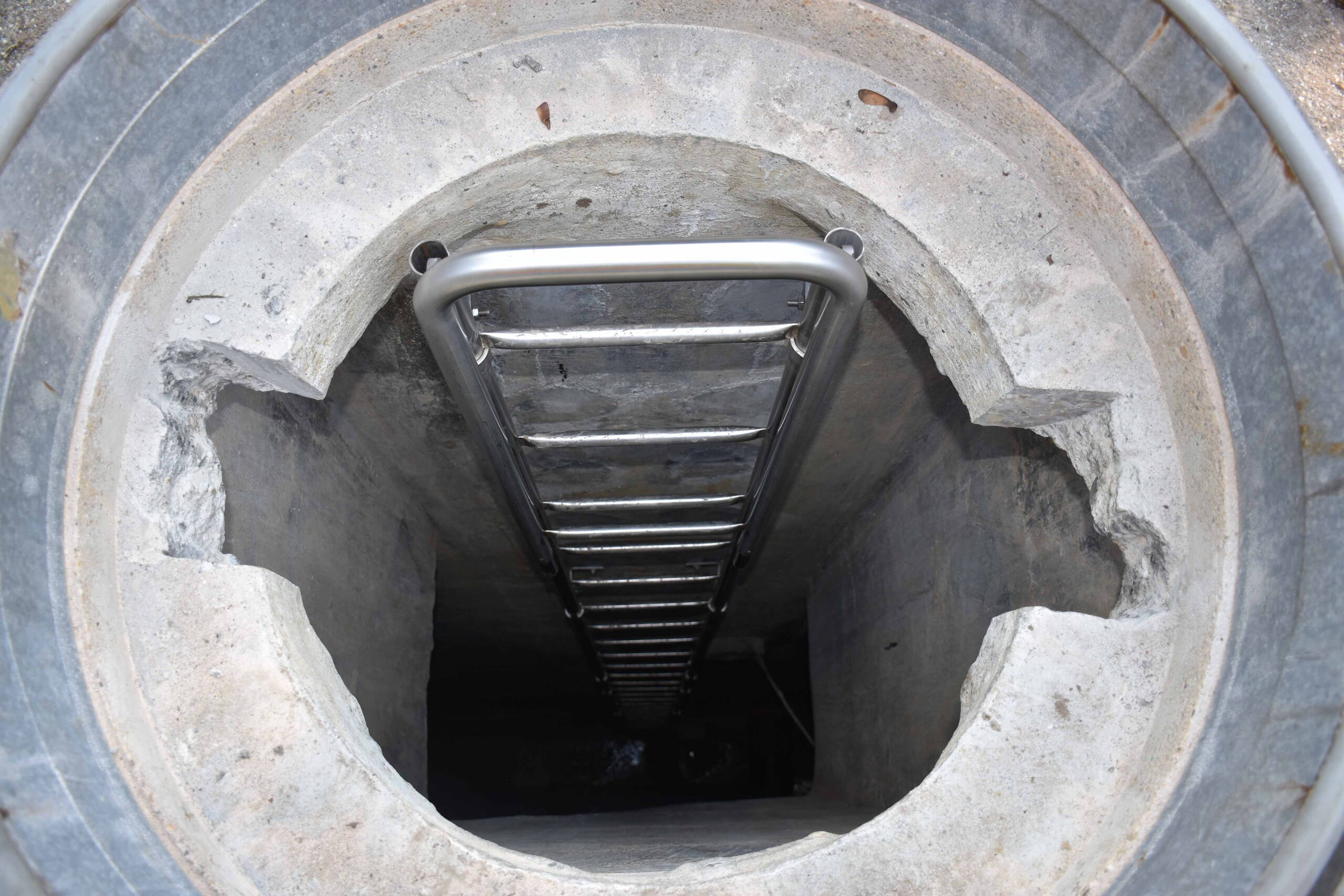 L’accès à l’ouvrage souterrain: ce puits mène dans les deux cuves du réservoir de Pleer. L’accès à l’ouvrage souterrain: ce puits mène dans les deux cuves du réservoir de Pleer.