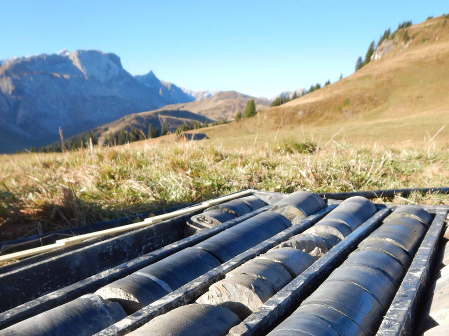 Bohrkerne aus dem Felsuntergrund (Silt- und Tonschiefer des Ultrahelvetikums, Bajocien, Mittlerer Jura). Bohrkerne aus dem Felsuntergrund (Silt- und Tonschiefer des Ultrahelvetikums, Bajocien, Mittlerer Jura).