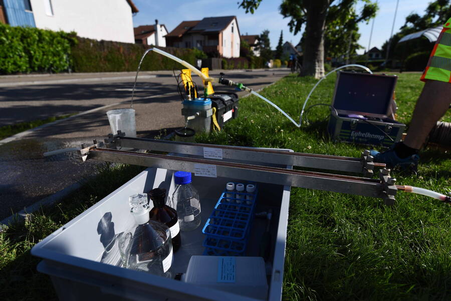 Grundwasserprobenahme  Probenahme des Grundwassers in einem Piezometer in Muttenz.