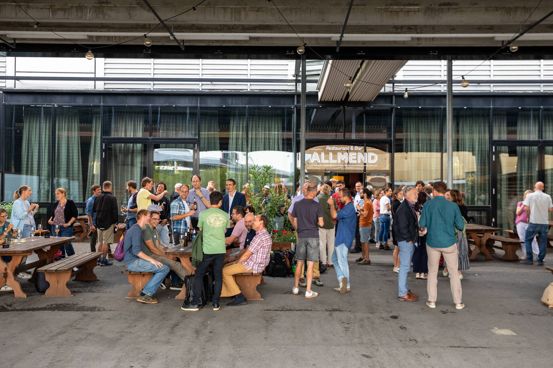 Les collaborateurs et collaboratrices de GEOTEST se sont retrouvés au restaurant Allmend après le programme de l’après-midi. Les collaborateurs et collaboratrices de GEOTEST se sont retrouvés au restaurant Allmend après le programme de l’après-midi.