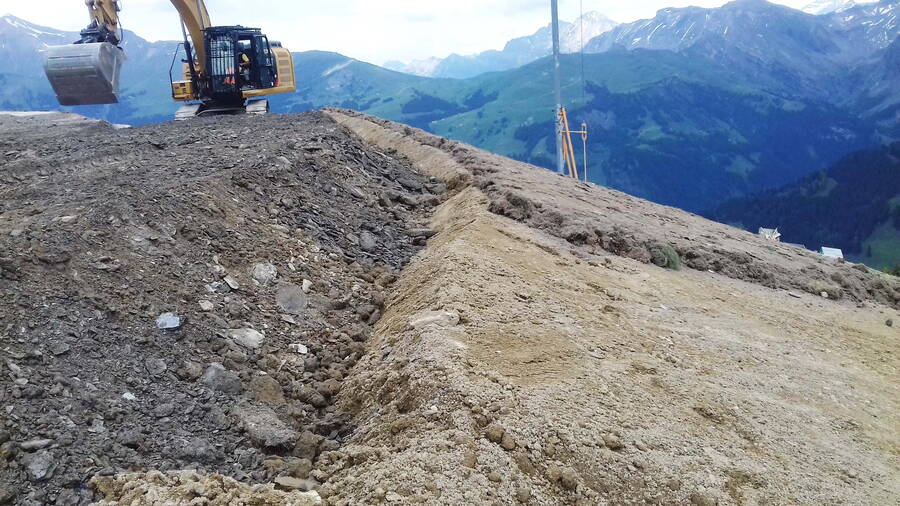 Rekultivierung Damm: Ober- und Unterboden sowie Untergrundmaterial werden sorgfältig lageweise eingebaut. Rekultivierung Damm: Ober- und Unterboden sowie Untergrundmaterial werden sorgfältig lageweise eingebaut.