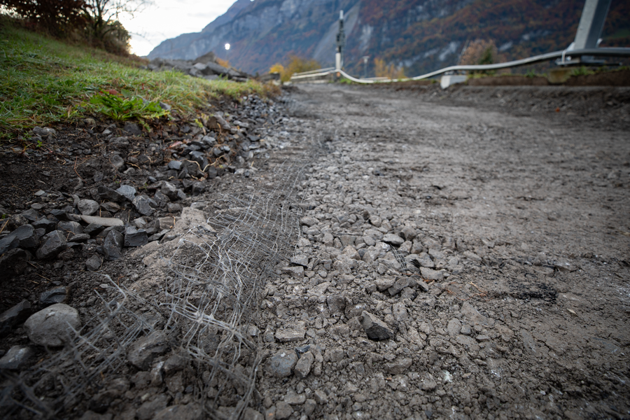 Der alte Bahnschotter und sein Unterbau werden unter der Leitung der GEOTEST fachgerecht entfernt und entsorgt. 