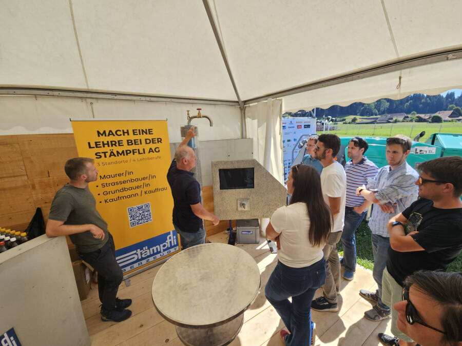Erklärungen vor Ort Besuch am Stand der Stämpfli AG beim Schwingfest in Langnau i.E.