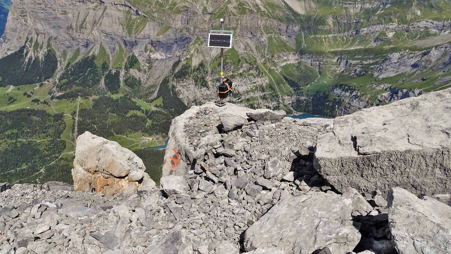 Mit GPS-Messstationen und Messspiegeln werden die Bewegungen am Spitzen Stein permanent überwacht.