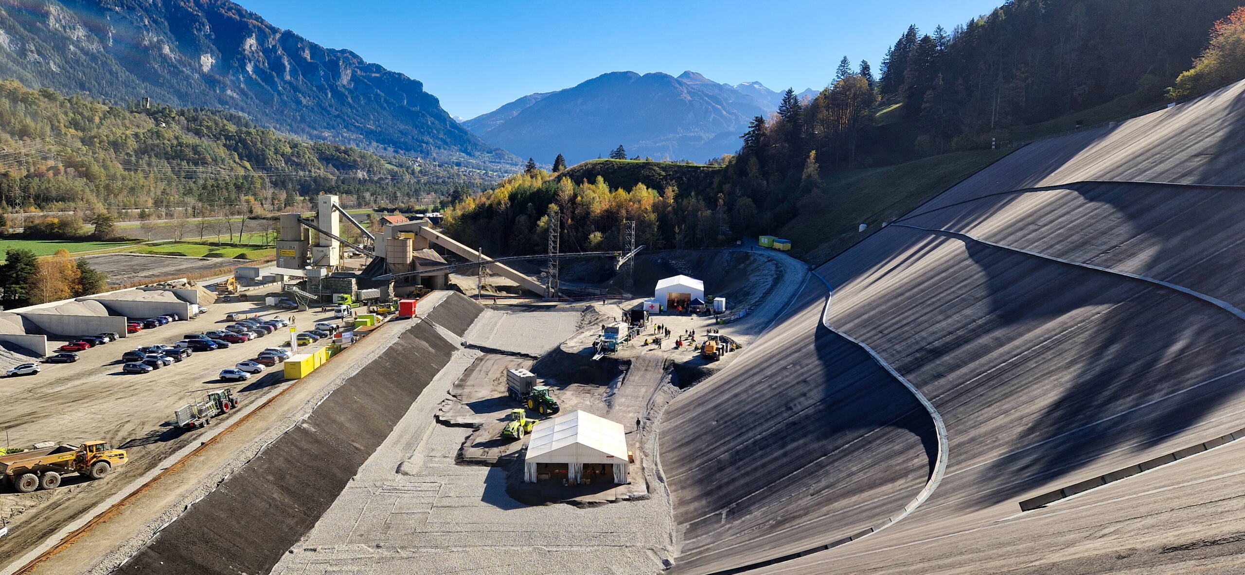Die Leitbleche am Hang der Deponie leiten das Regenwasser ab, damit es nicht mit der Schlacke in Berührung kommt.