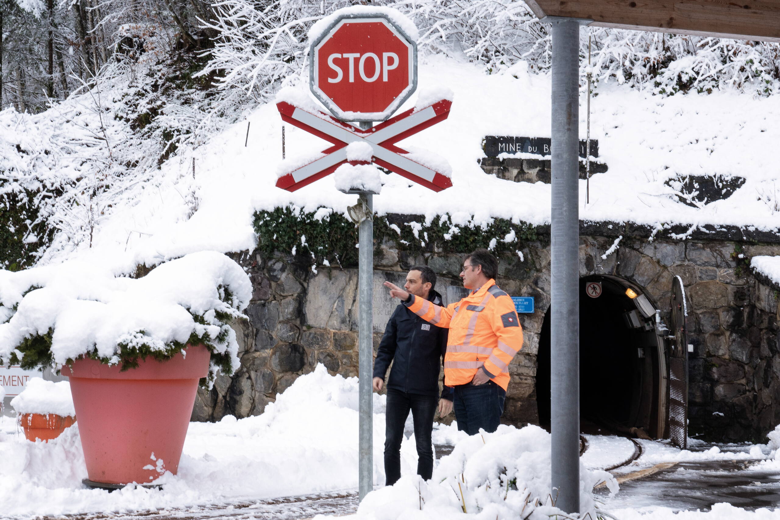 Projektleiter Reto Hänni im Gespräch mit Produktionsleiter Arnaud Tamborini Projektleiter Reto Hänni im Gespräch mit Produktionsleiter Arnaud Tamborini