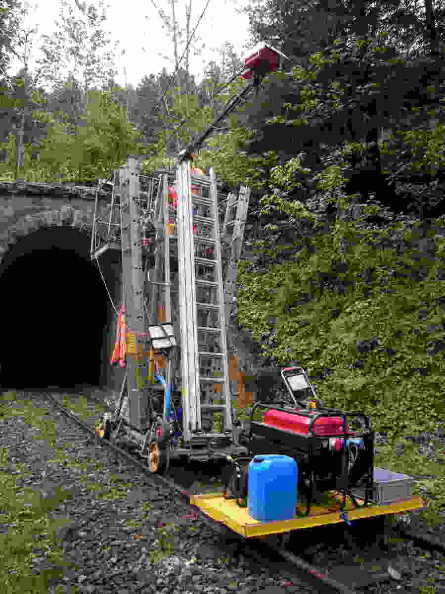 Équipement Georadar monté sur un chariot adapté pour les mesures en voûte de tunnel. Équipement Georadar monté sur un chariot adapté pour les mesures en voûte de tunnel.