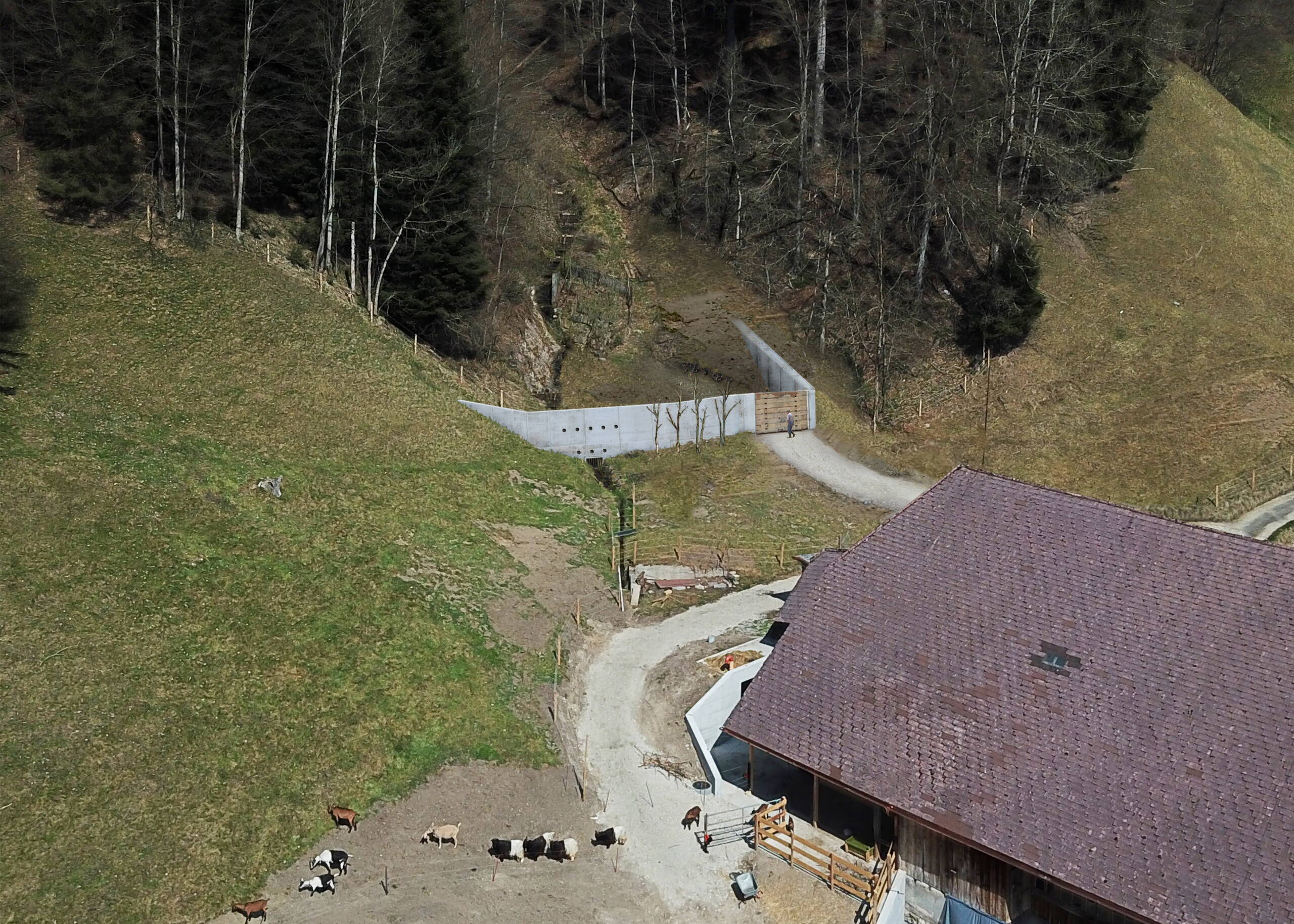 … la visualisation d’un barrage en béton pour la rétention des matériaux charriés…
