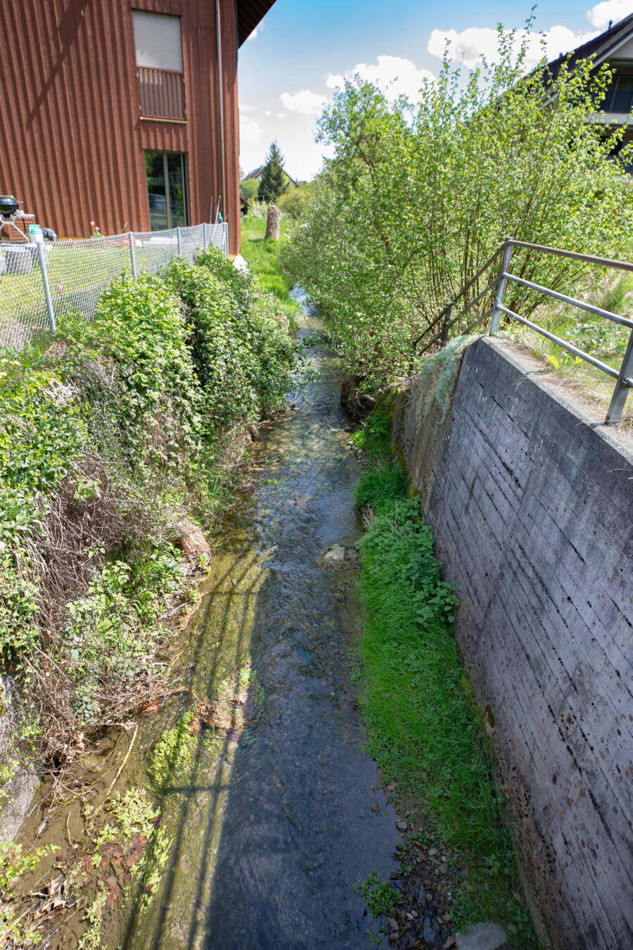 Les deux murs situés en aval du pont de la Schmiedegasse sont conservés. La berge en rive droite a été aménagée avec une pente plus douce qu’à l’état initial. Les deux murs situés en aval du pont de la Schmiedegasse sont conservés. La berge en rive droite a été aménagée avec une pente plus douce qu’à l’état initial.