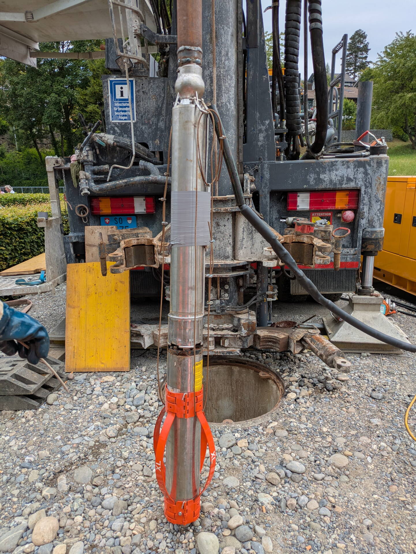 Einbau der Tauchpumpe mit Zentrierung in 200 m Tiefe durch ein Bohrgerät. Einbau der Tauchpumpe mit Zentrierung in 200 m Tiefe durch ein Bohrgerät.