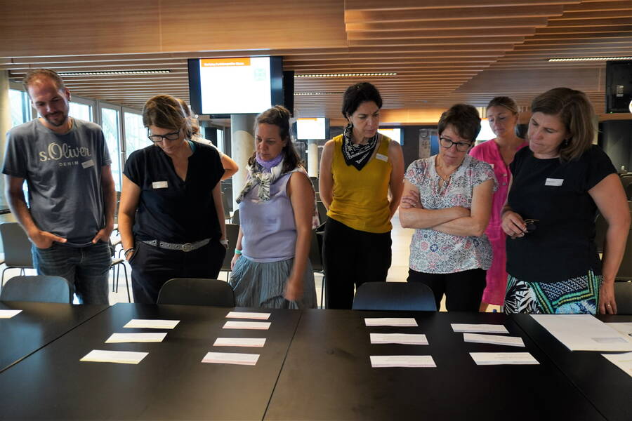 Les collaborateurs se familiarisent avec différentes compétences possibles. Les collaborateurs se familiarisent avec différentes compétences possibles.