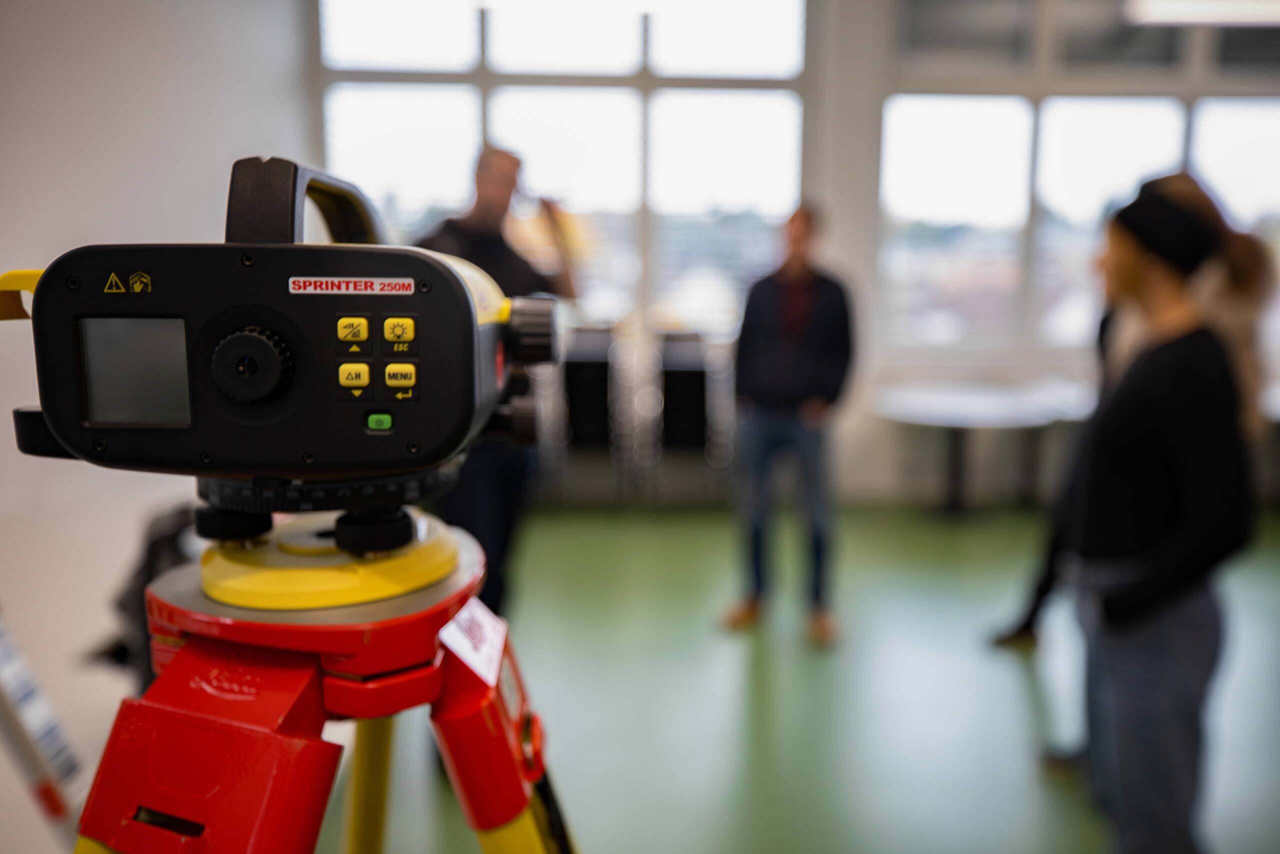 Des appareils de mesure et de nivellement ultramodernes permettent un travail d'une grande précision. Des appareils de mesure et de nivellement ultramodernes permettent un travail d'une grande précision. Mess- und Nivelliergeräte ermöglichen höchst präzise Arbeit.