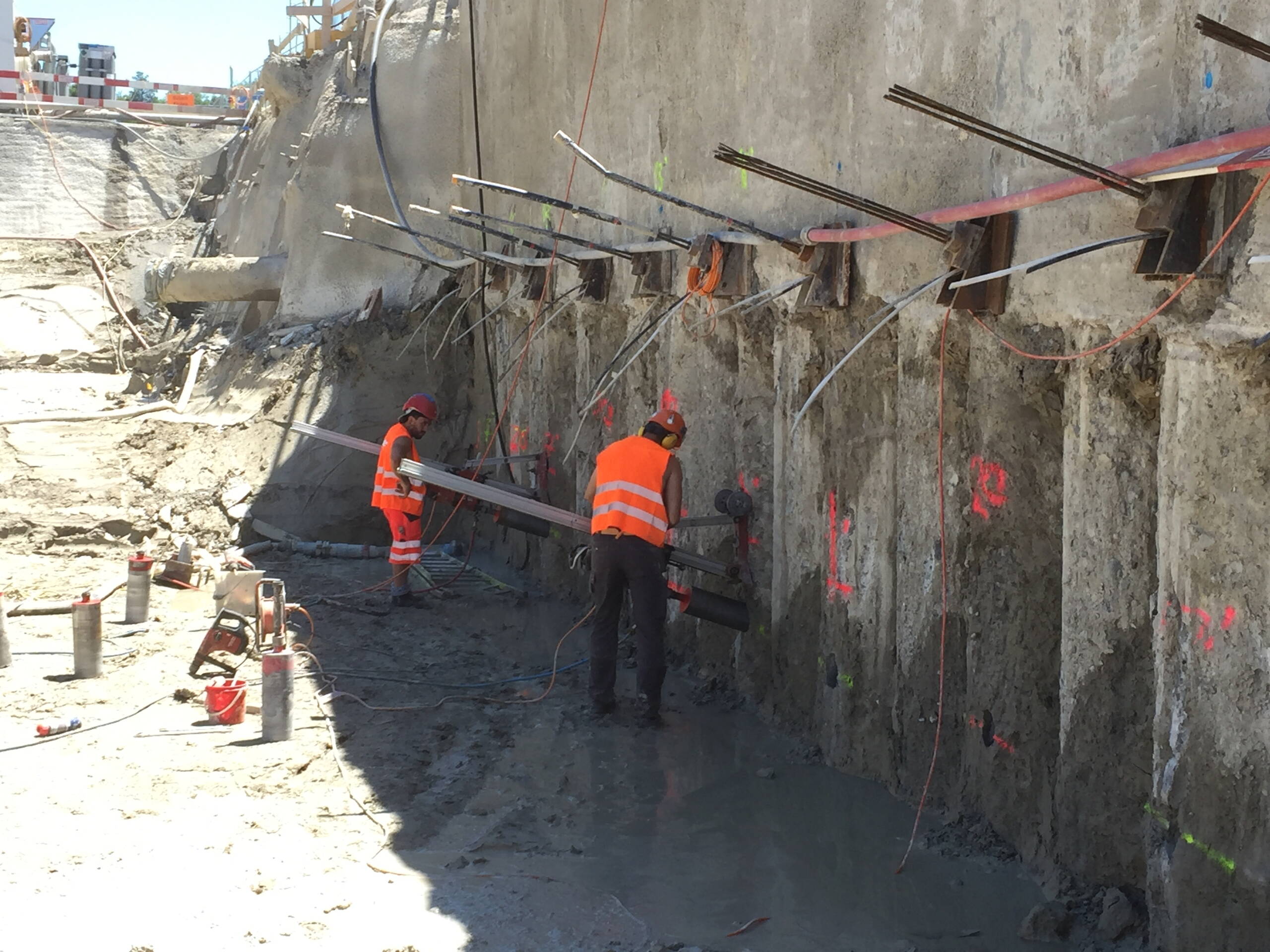 Spannen der Litzenanker an der Bohrpfahlwand.