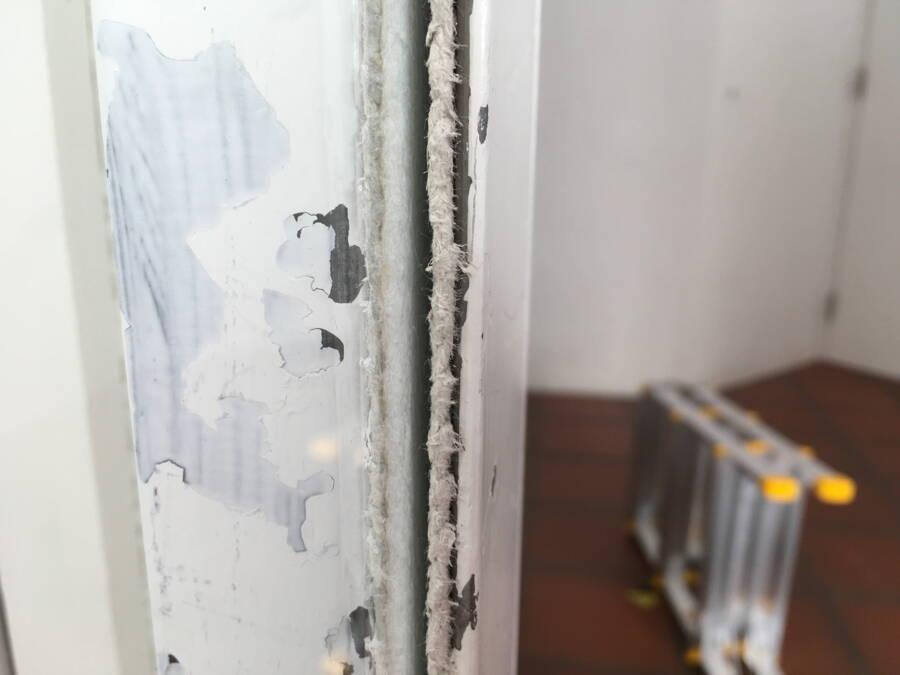 Brandschutztüre mit Asbestschnüren als Dichtung. Die Schnüre bestehen aus reinem Asbestgewebe und die Asbestfasern können leicht freigesetzt werden. Brandschutztüre mit Asbestschnüren als Dichtung. Die Schnüre bestehen aus reinem Asbestgewebe und die Asbestfasern können leicht freigesetzt werden.