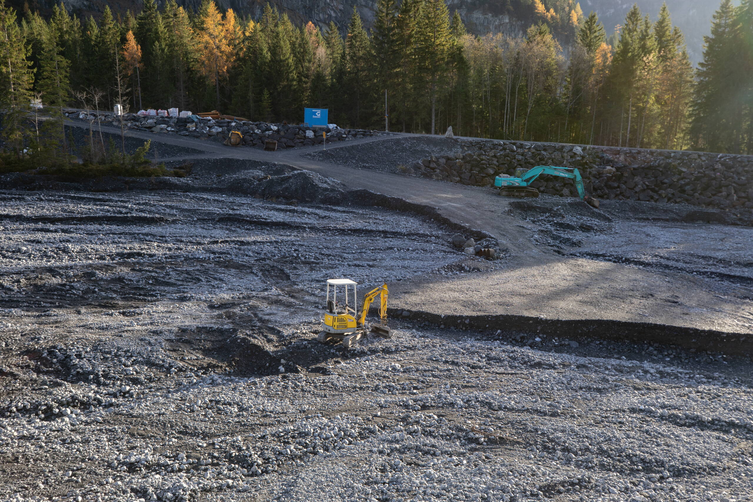 Plusieurs engins de chantier enlèvent les débris charriés par l'Öschibach.