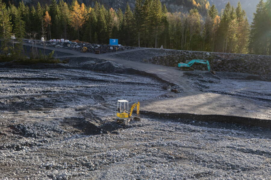 Plusieurs engins de chantier enlèvent les débris charriés par l'Öschibach.