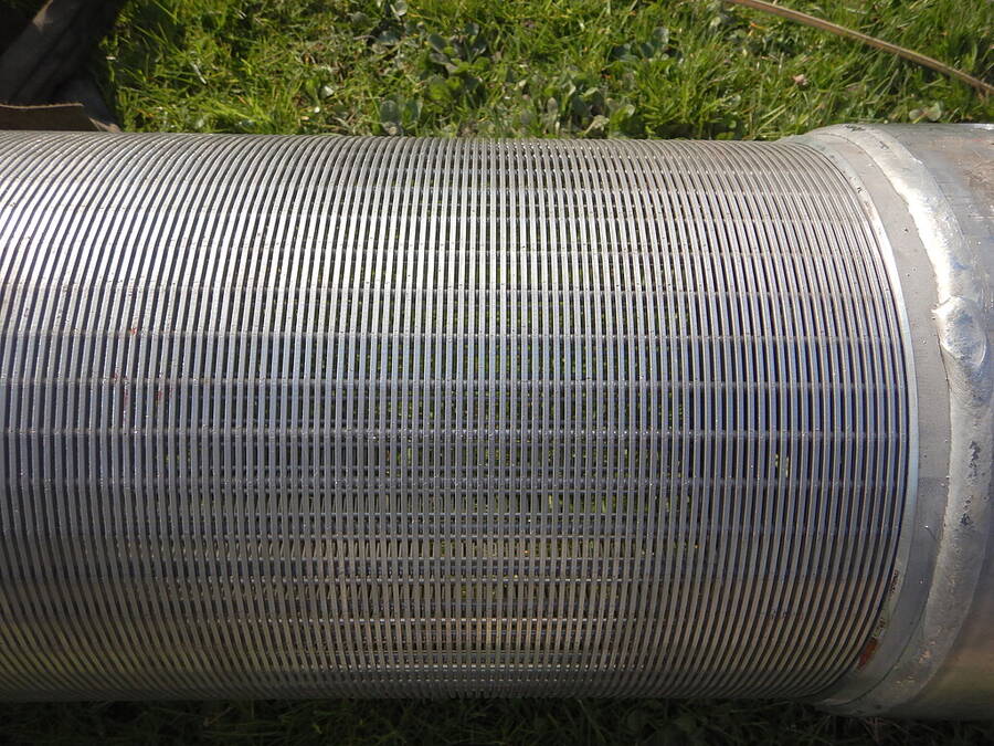 Ersatz Grundwasserbrunnen  Detailaufnahme des verbauten 10 Zoll Edelstahl-Wickeldrahtfilterrohrs.