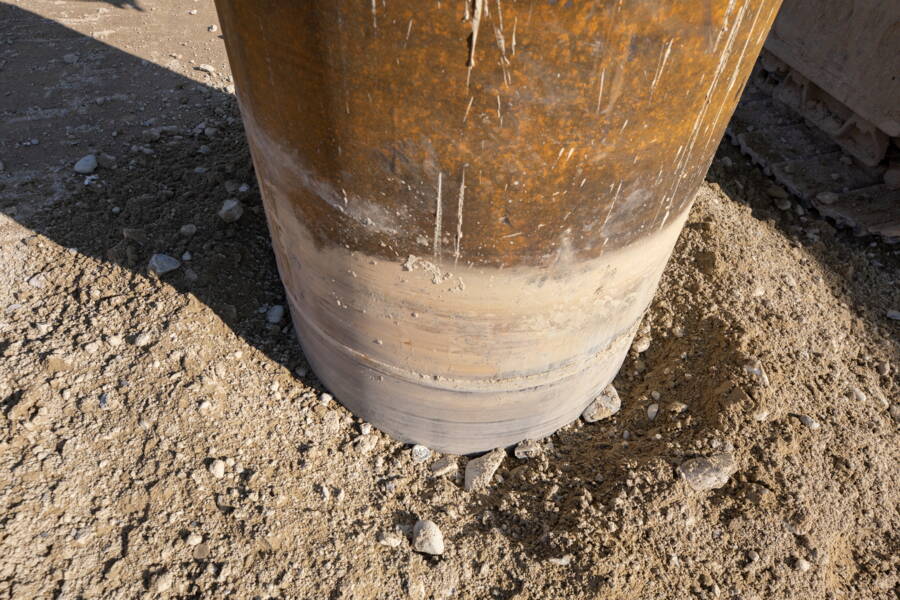 makes holes for the concrete piles. makes holes for the concrete piles.