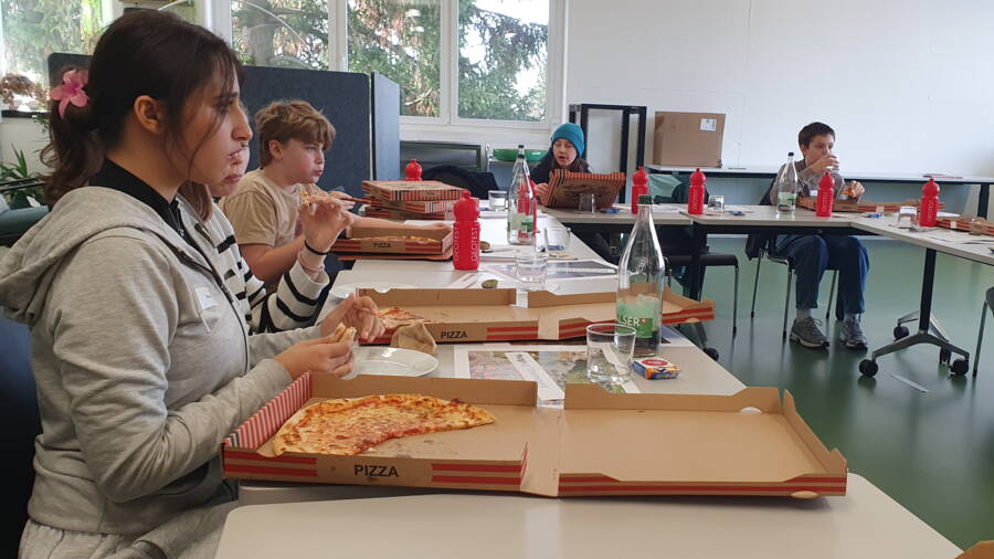 À midi, il y avait de la pizza pour tout le monde. À midi, il y avait de la pizza pour tout le monde.