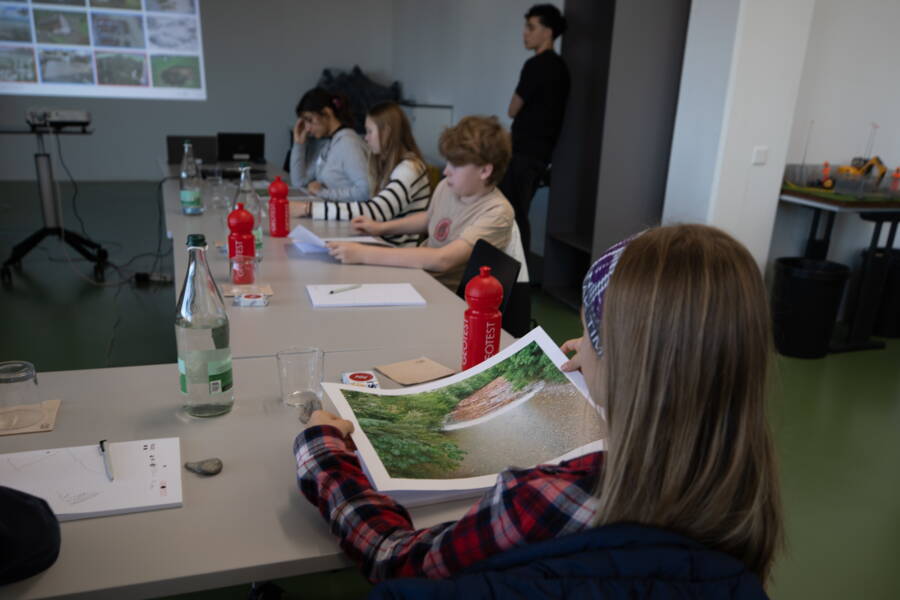 De la coulée de boue jusqu’à l’éboulement, les jeunes géologues en herbe ont découvert différents types de dangers naturels. De la coulée de boue jusqu’à l’éboulement, les jeunes géologues en herbe ont découvert différents types de dangers naturels.