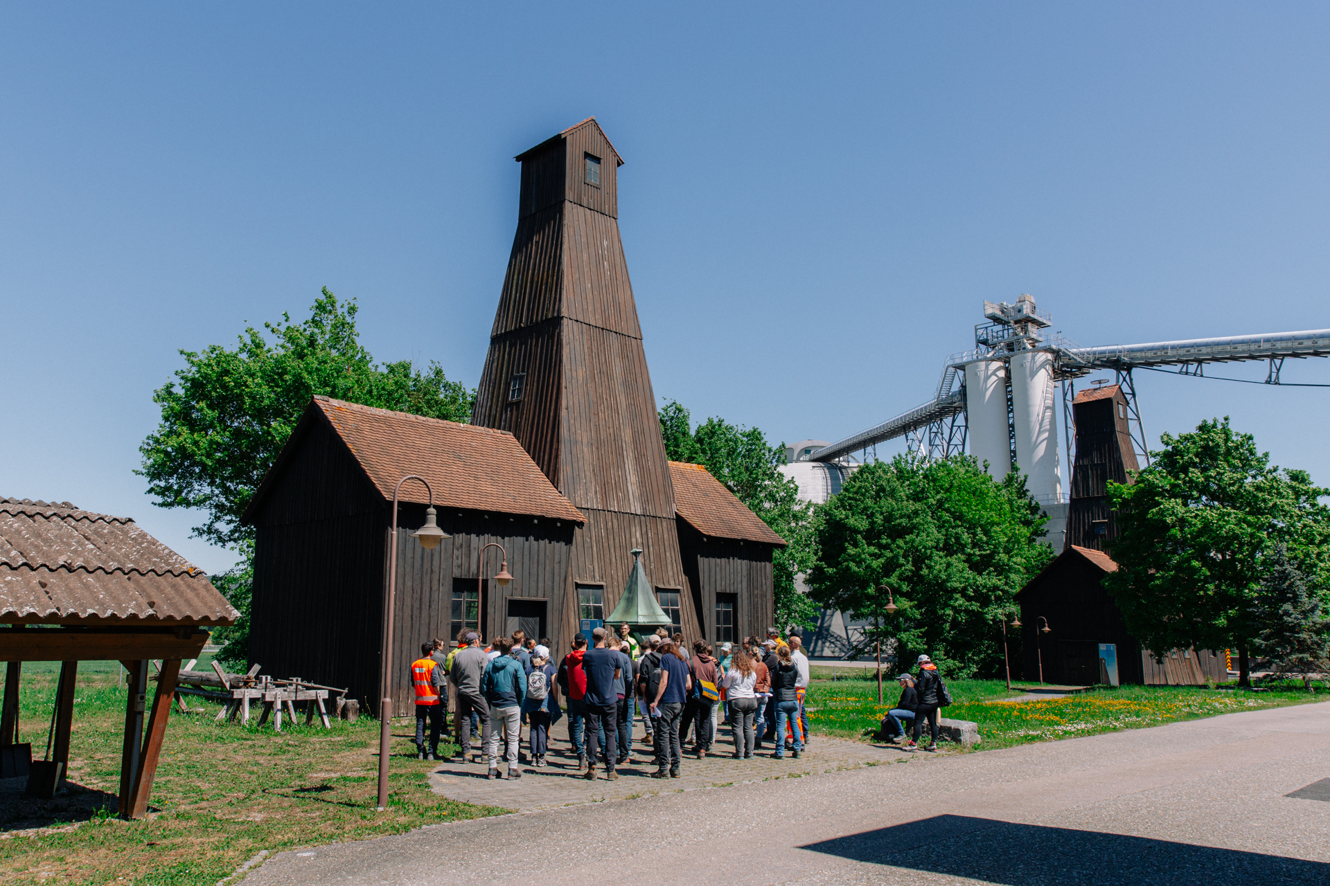 Dans cet ancien bâtiment de forage historique, aujourd’hui désaffecté, un forage a été réalisé jusqu’à une profondeur de 194,7 mètres. Entre 1920 et 1963, environ 225 000 tonnes de sel y ont été extraites au total Dans cet ancien bâtiment de forage historique, aujourd’hui désaffecté, un forage a été réalisé jusqu’à une profondeur de 194,7 mètres. Entre 1920 et 1963, environ 225 000 tonnes de sel y ont été extraites au total