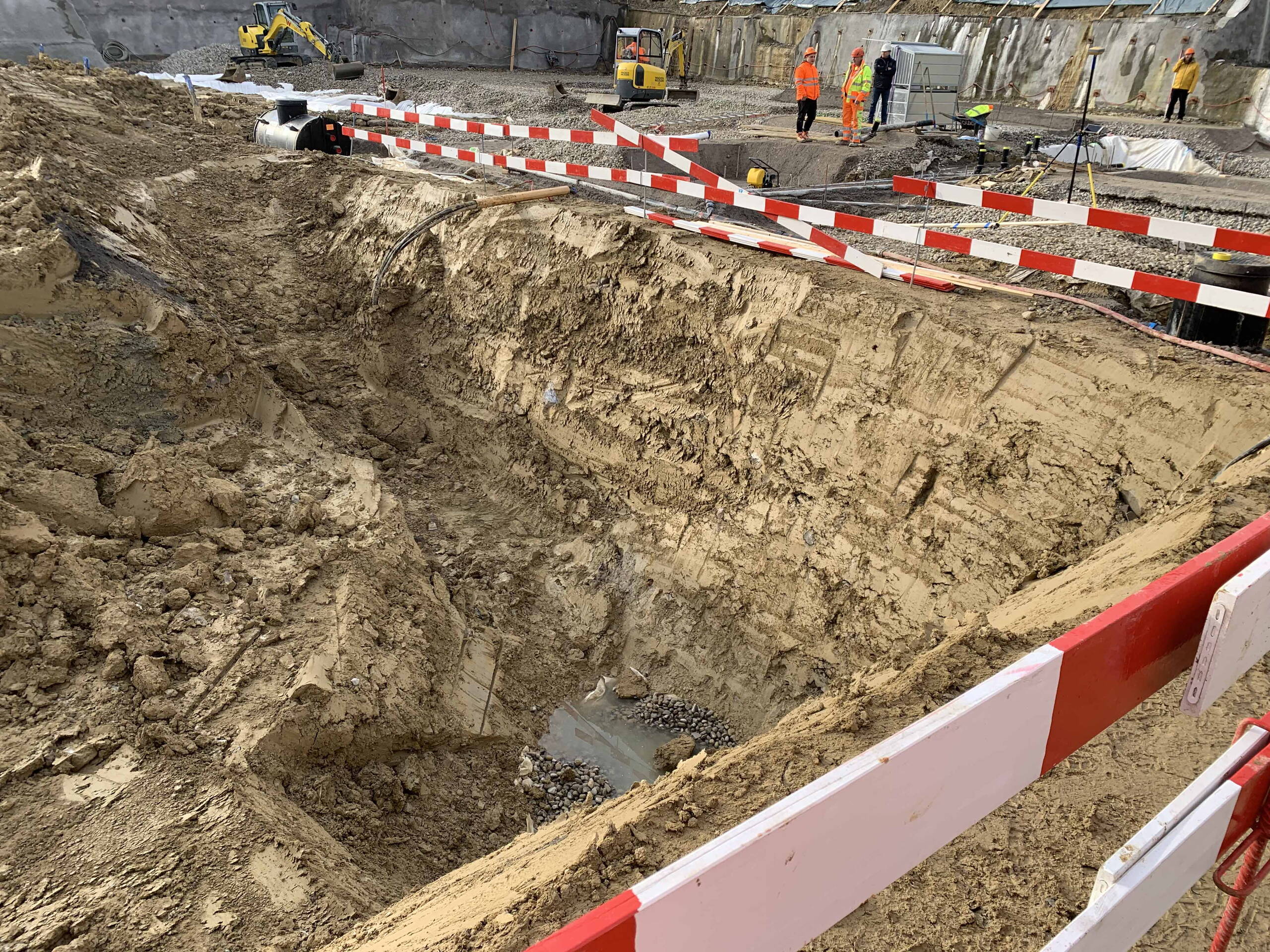 Der lehmige Baugrund macht das Bauprojekt in Zürich-Leimbach nicht einfacher. Der lehmige Baugrund macht das Bauprojekt in Zürich-Leimbach nicht einfacher.