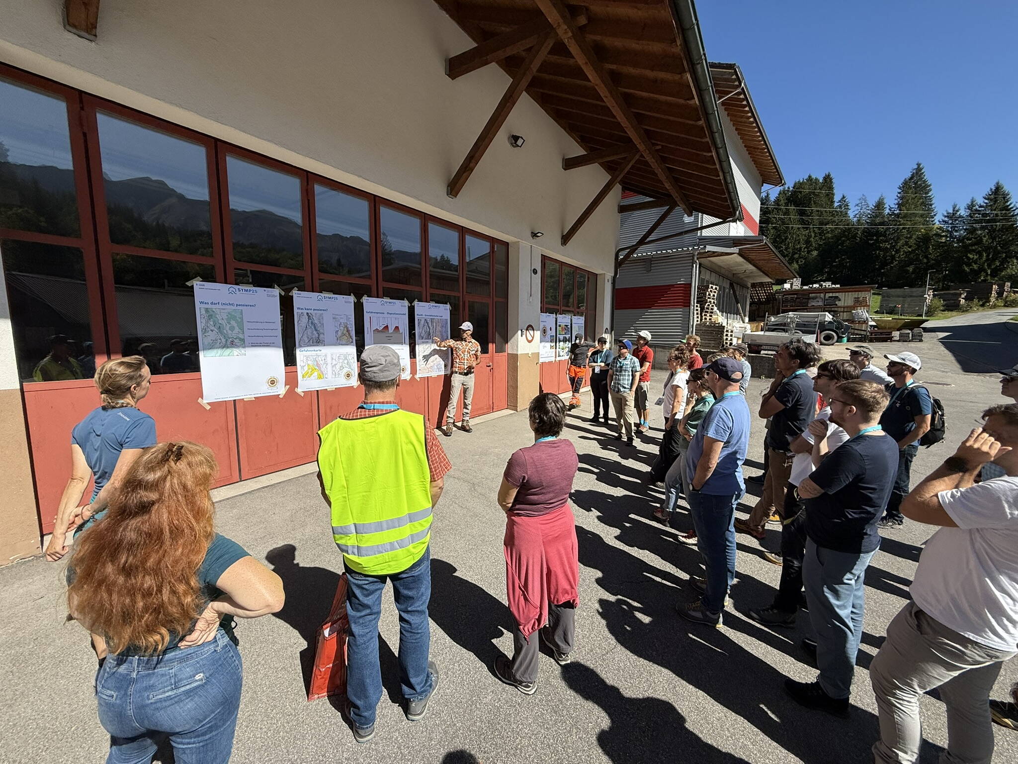 Roland Stalder erklärt unter anderem, wie man die Entwicklung der Rutschfront misst. Roland Stalder erklärt unter anderem, wie man die Entwicklung der Rutschfront misst.