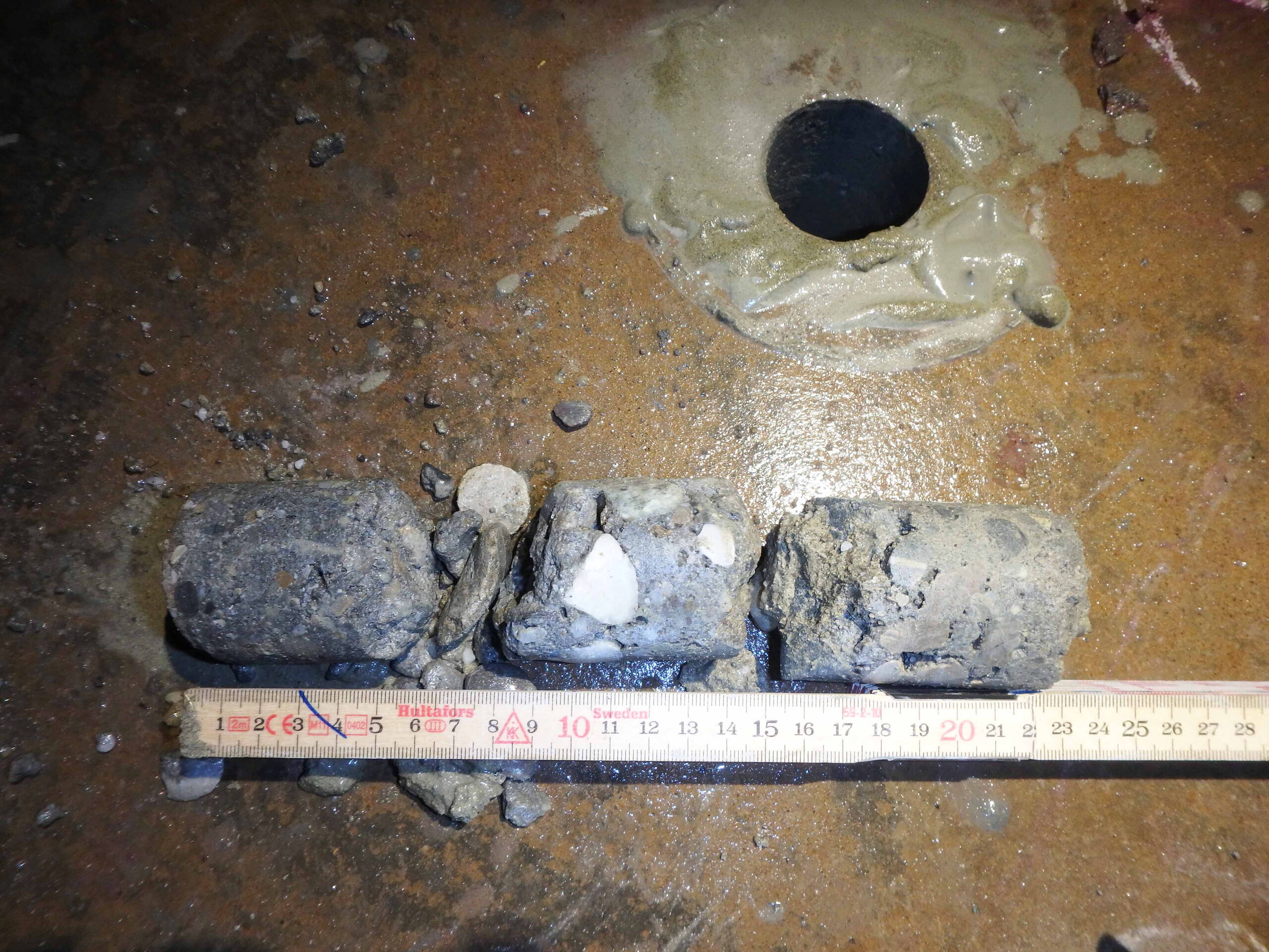 Prélèvement par carottage pour déterminer la matérialisation et l’épaisseur exacte du radier. Prélèvement par carottage pour déterminer la matérialisation et l’épaisseur exacte du radier.