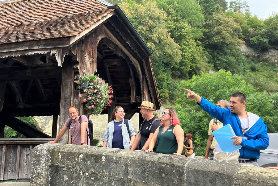 Ein Stadtführer in Action. Ein Stadtführer in Action.